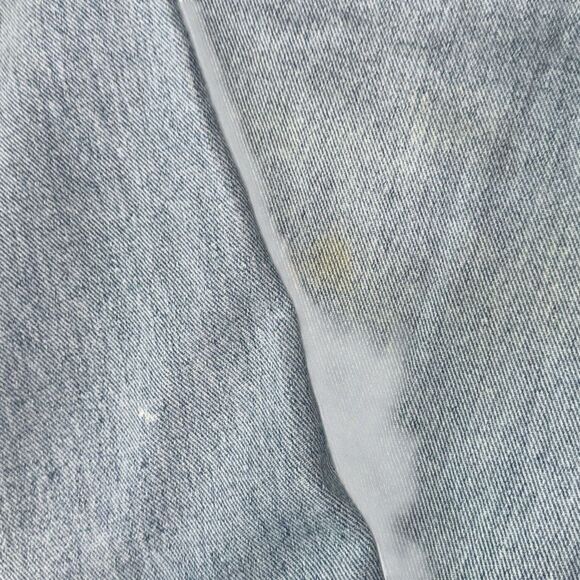 Vintage 90s Levi’s men’s 34 by 32 light wash classics has fading and a few small - Picture 4 of 8